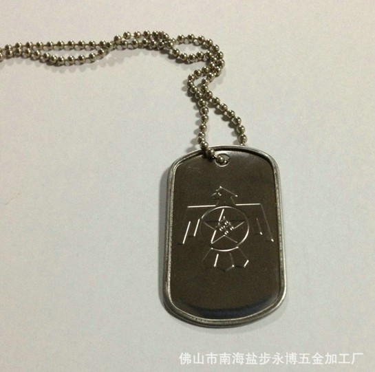 戴上【卷邊狗牌】，鐘變得乖乖的